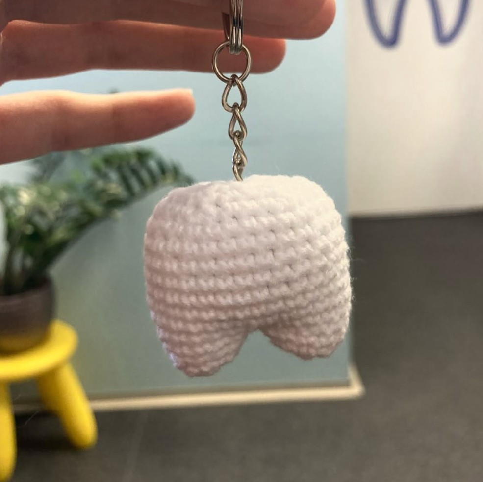Markétka háčkuje 🌸 on Instagram: "Ještě jedna pivoňka 🌸
Růžová je krásně jemná, ale červená… ta je jedinečná ❤️
Jaké byste dali přednost Vy? 🤩
Samozřejmě již k dostání na e-shopu (odkaz v BIU) 🫶
#crochet #crochetpeony #handmade #smallbusiness #peony"