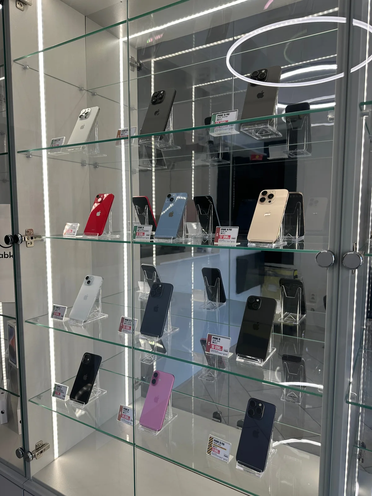 Vitrína s iPhony